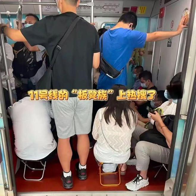 天顺平台注册：无奈之举？太过自私？上海地铁早晚高峰“板凳族”屡禁不止