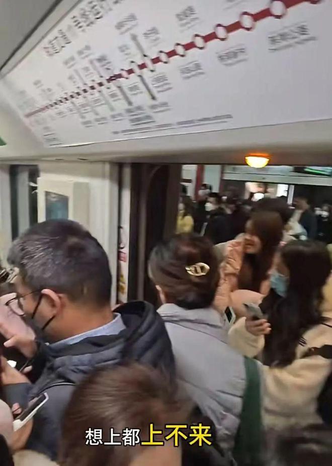 天顺平台注册：无奈之举？太过自私？上海地铁早晚高峰“板凳族”屡禁不止