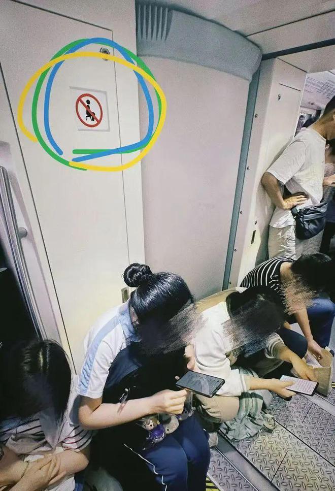 天顺平台注册：无奈之举？太过自私？上海地铁早晚高峰“板凳族”屡禁不止