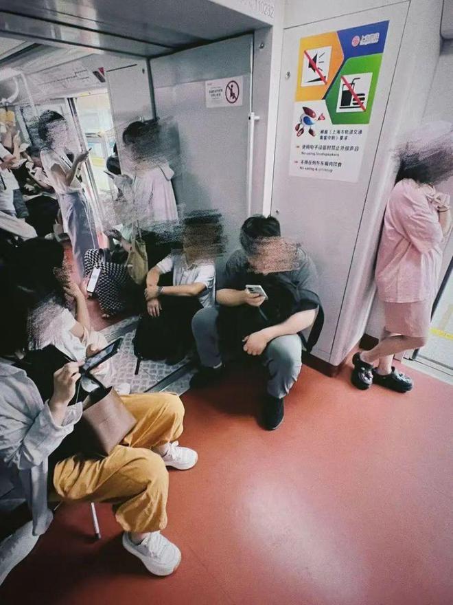 天顺平台注册：无奈之举？太过自私？上海地铁早晚高峰“板凳族”屡禁不止