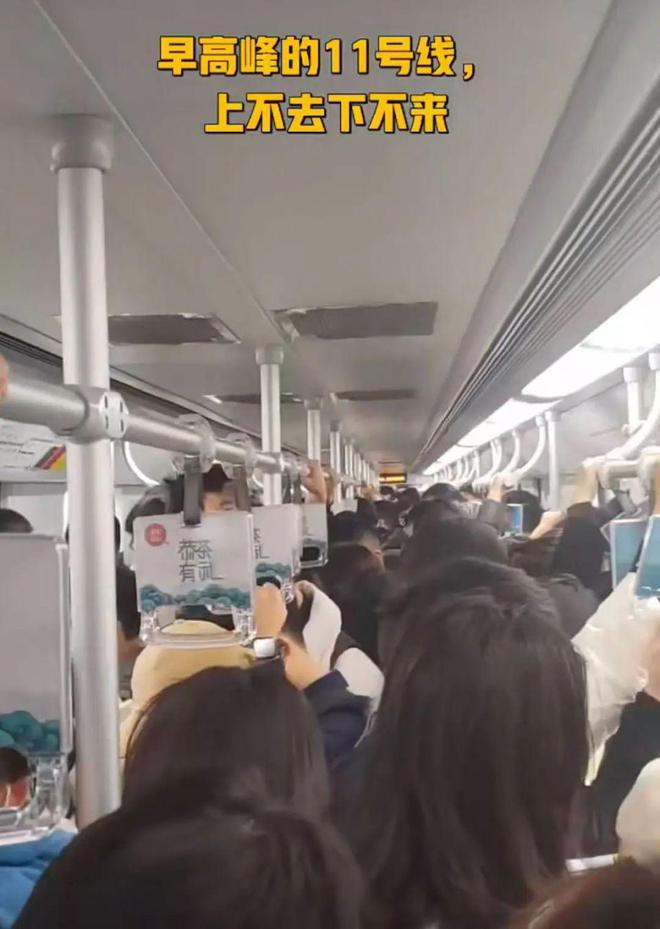 天顺平台注册：无奈之举？太过自私？上海地铁早晚高峰“板凳族”屡禁不止